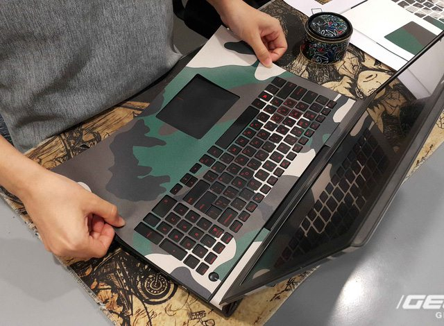 Có nên dán decal laptop không? Dán skin laptop có tốt không?